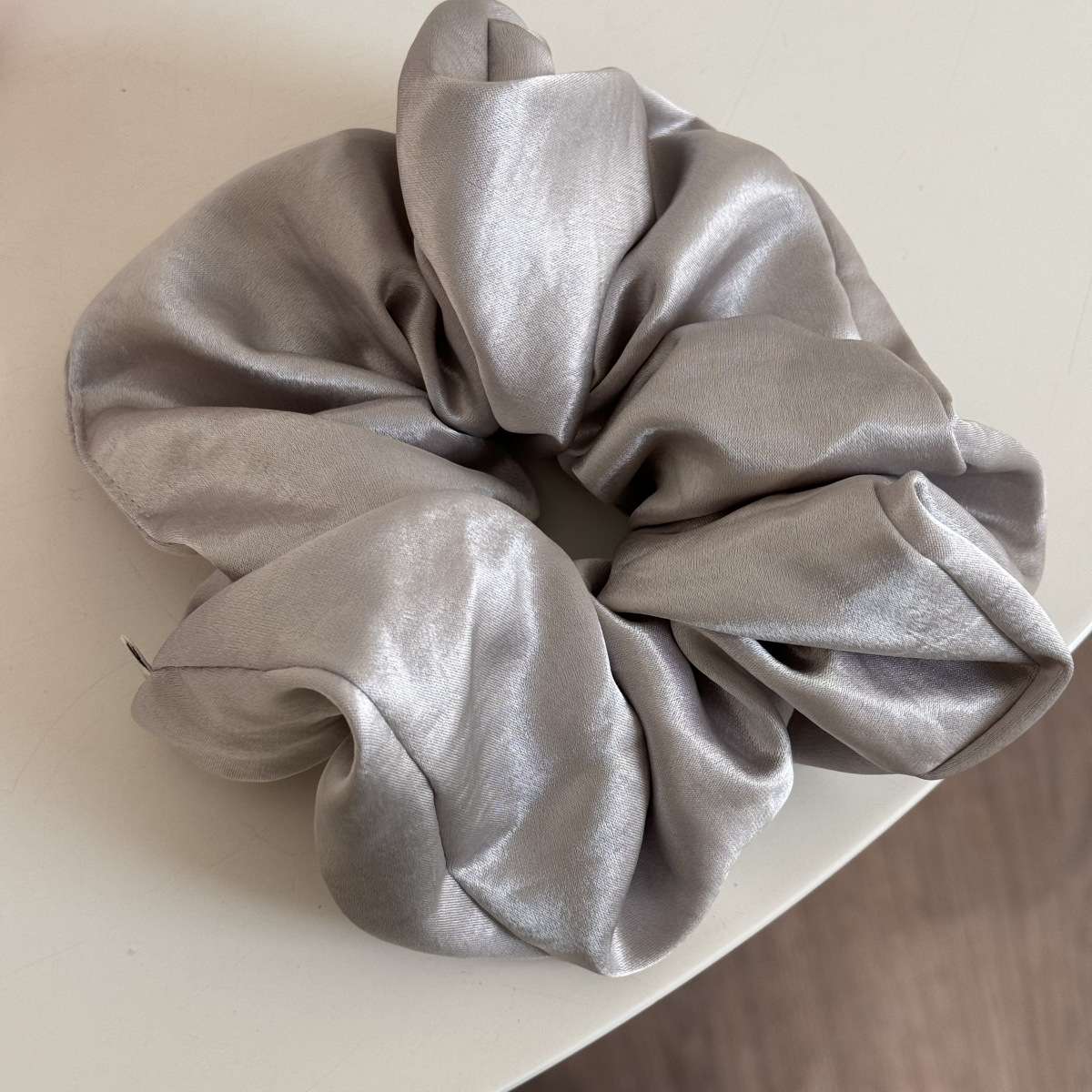 Super large satin laid-back style large large hair band for women 2025 new high-end Korean-style hair tie, hair flower, hair accessory and hair accessory Item Picture
