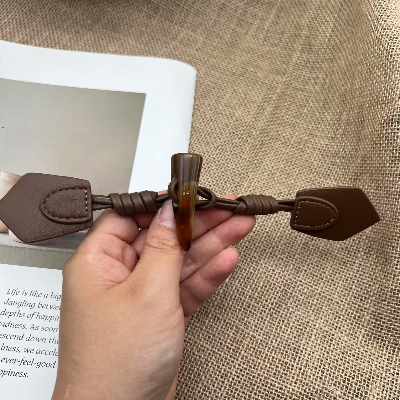 对扣高档皮草搭扣对扣皮肩带羊绒大衣风衣外套扣子细节图