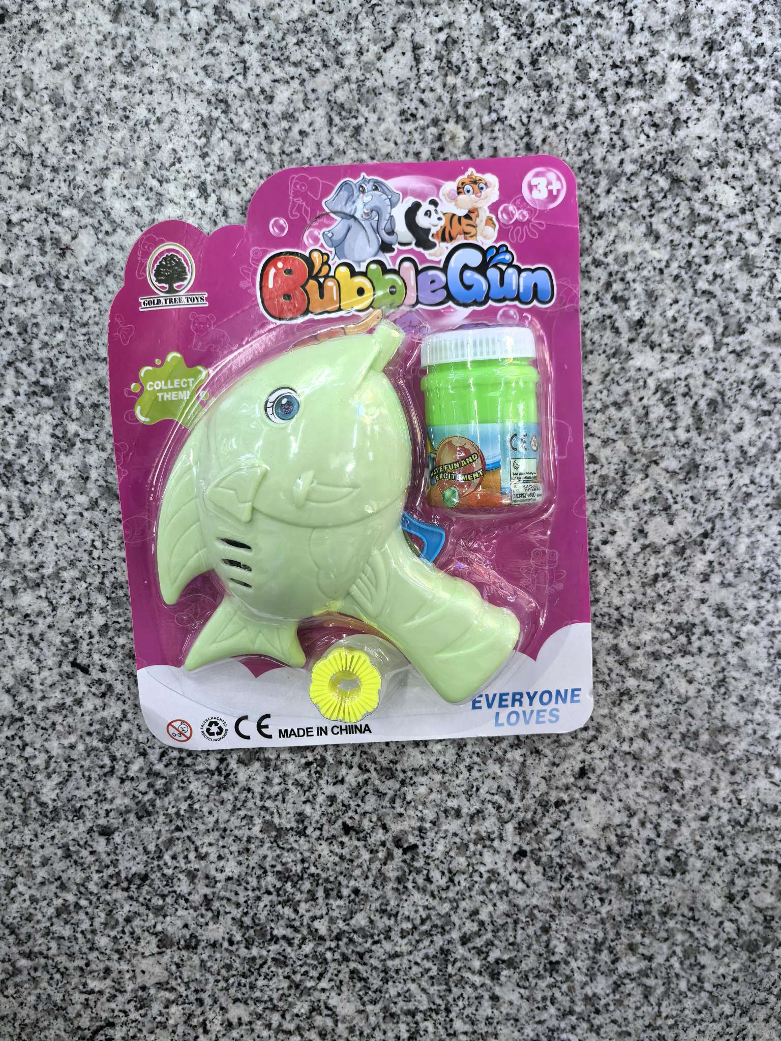 泡泡枪，适合3岁以上的宝宝，里面配件有泡泡水一瓶，泡泡枪一把