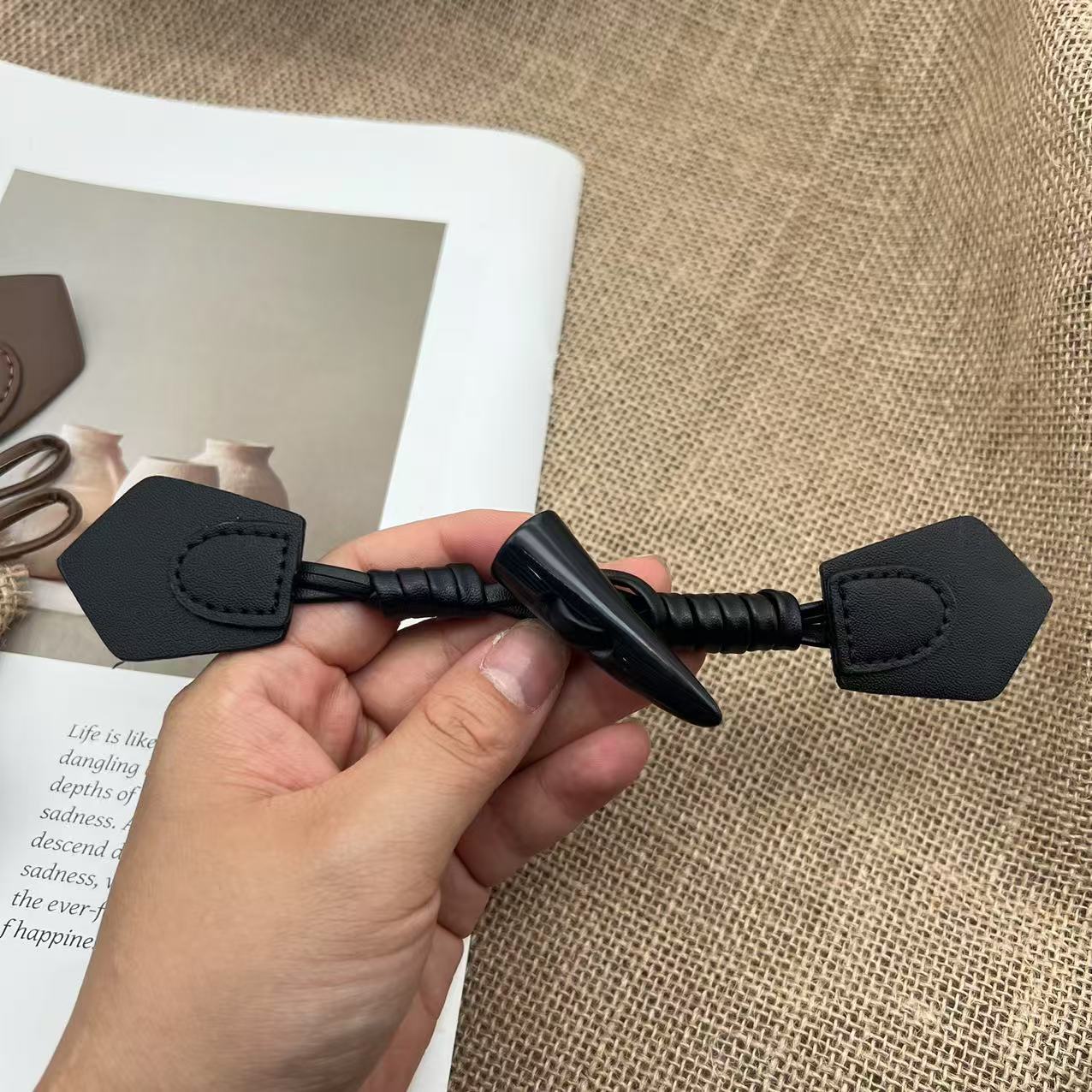 对扣高档皮草搭扣对扣皮肩带羊绒大衣风衣外套扣子产品图