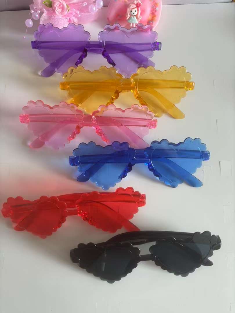 一个多色透明儿童眼镜