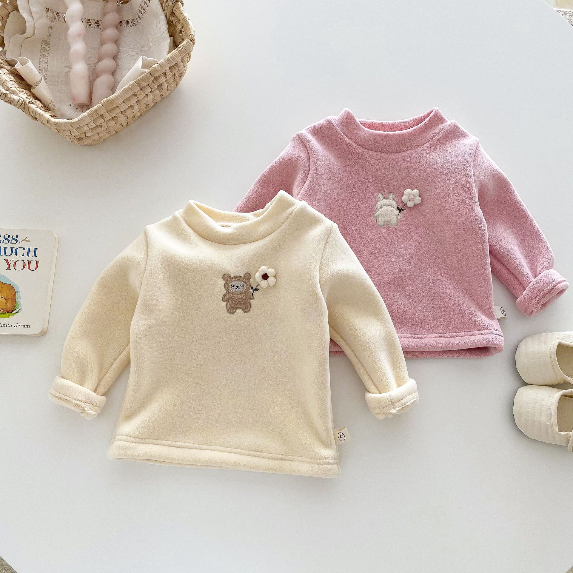 A stylish base shirt for girls aged 0-5, thickened cartoon inner layer, cute winter clothes for babies AY657 full figure