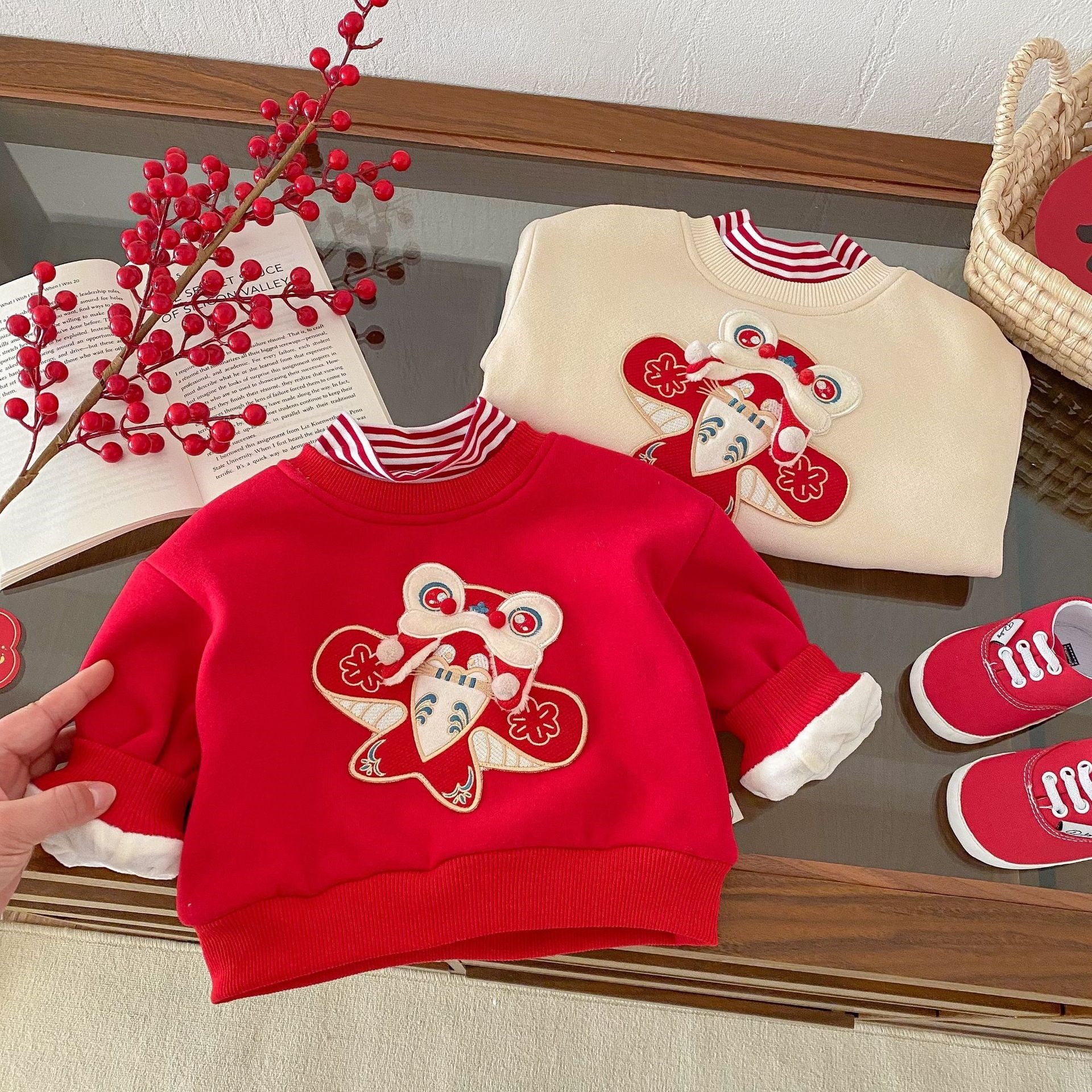 Children's embroidered New Year greeting clothes, 0-5 years old winter girls' fleece hoodies, boys' winter clothes, one-year-old baby New Year clothes AY718 details Picture