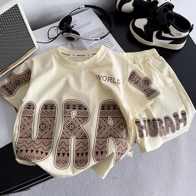 Boys' short-sleeved T-shirt set, cool and stylish Summer 2025 New style 3 Children's wear, baby sports summer wear, stylish two-piece set full figure