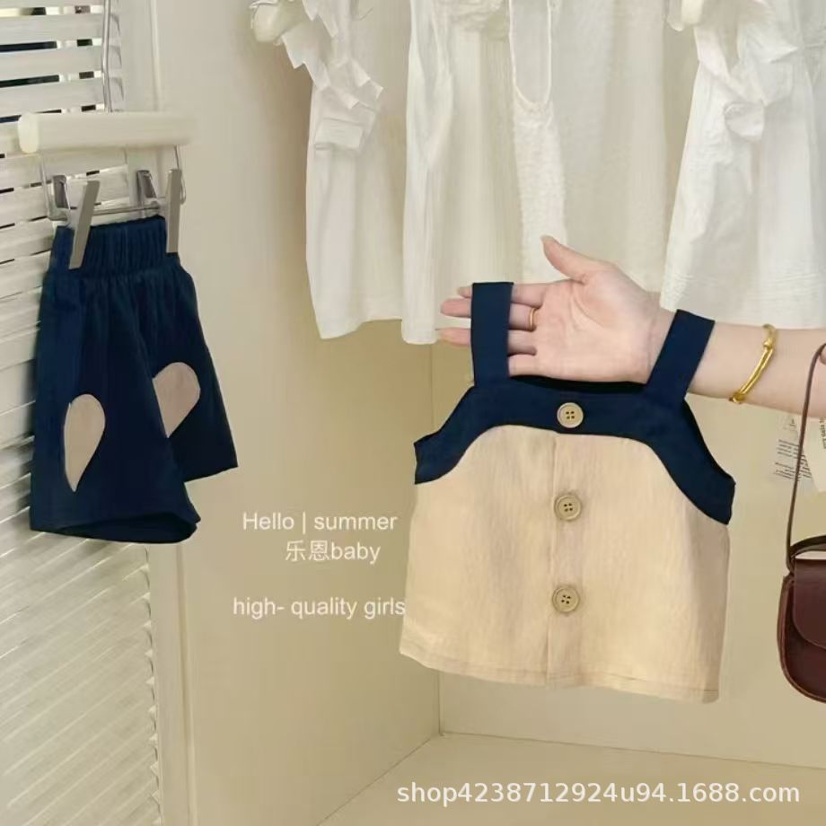 A khaki halter heart-shaped shorts set for girls in summer. This two-piece set is stylish, cool and trendy details Picture