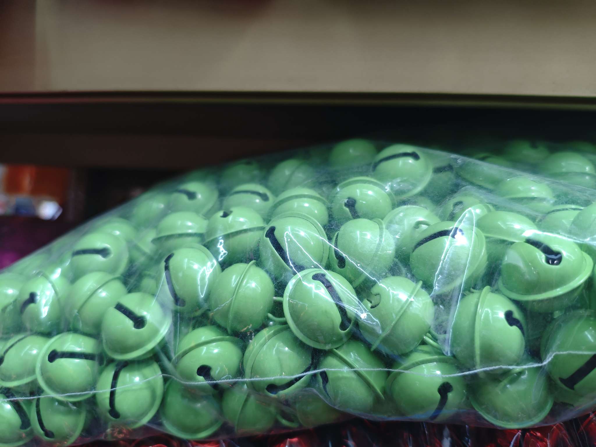 The 2025 new model of bell is a 2.2 round bell in emerald green. It can be used as a Christmas item, a car pendant, a Chinese knot pendant, and is specially designed for bracelets and necklaces. The style is complete and the price is reasonable. , detail image 4