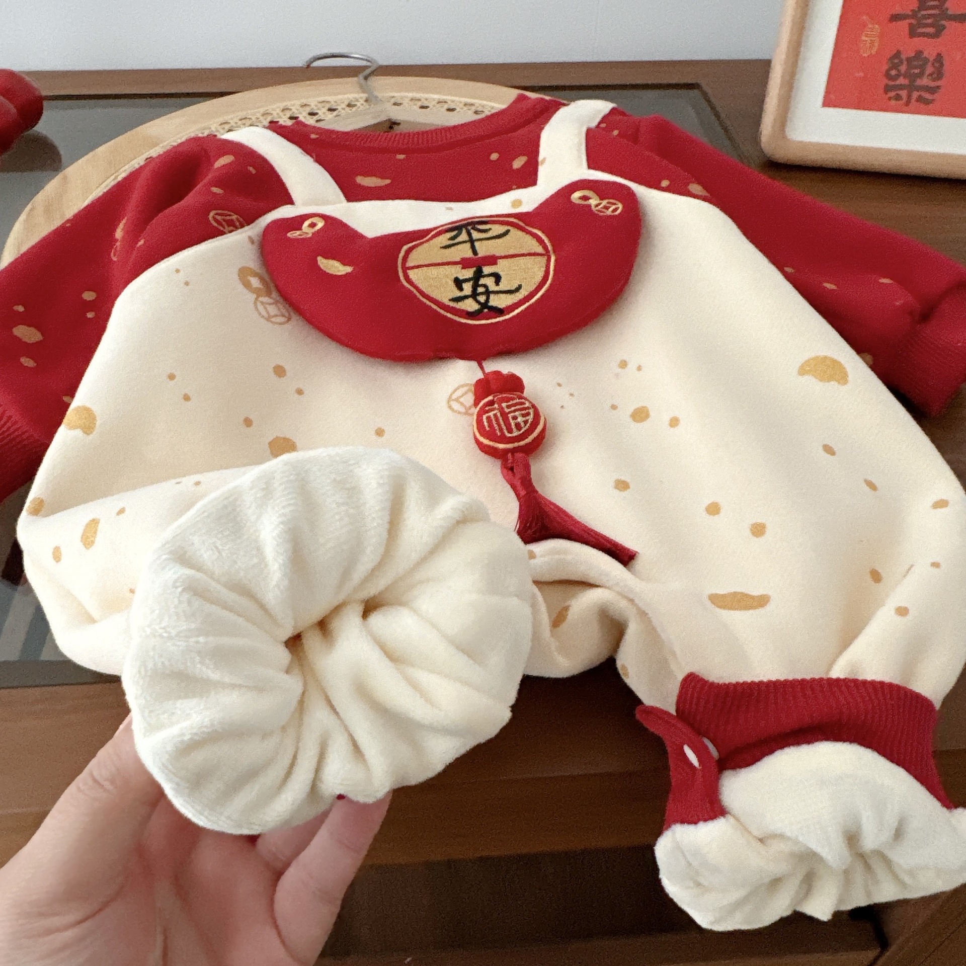 Baby fleece New Year greeting clothes, winter Class a baby embroidered fake two crawling suits, baby clothes, first birthday dress AL751 Application Scenario