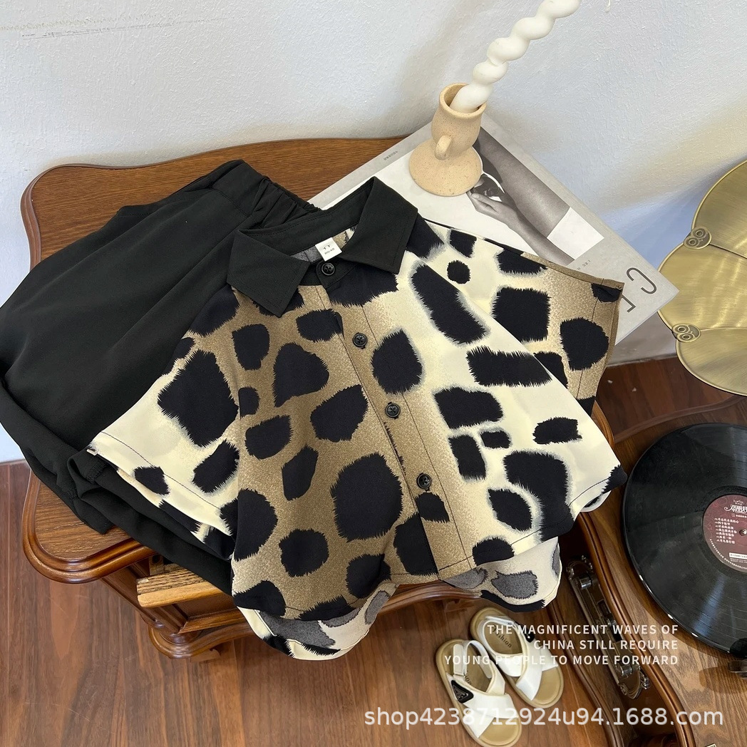 A two-piece children's set of summer trendy gradient leopard print shirts for boys, a cool and stylish summer streetwear for babies Specification drawing