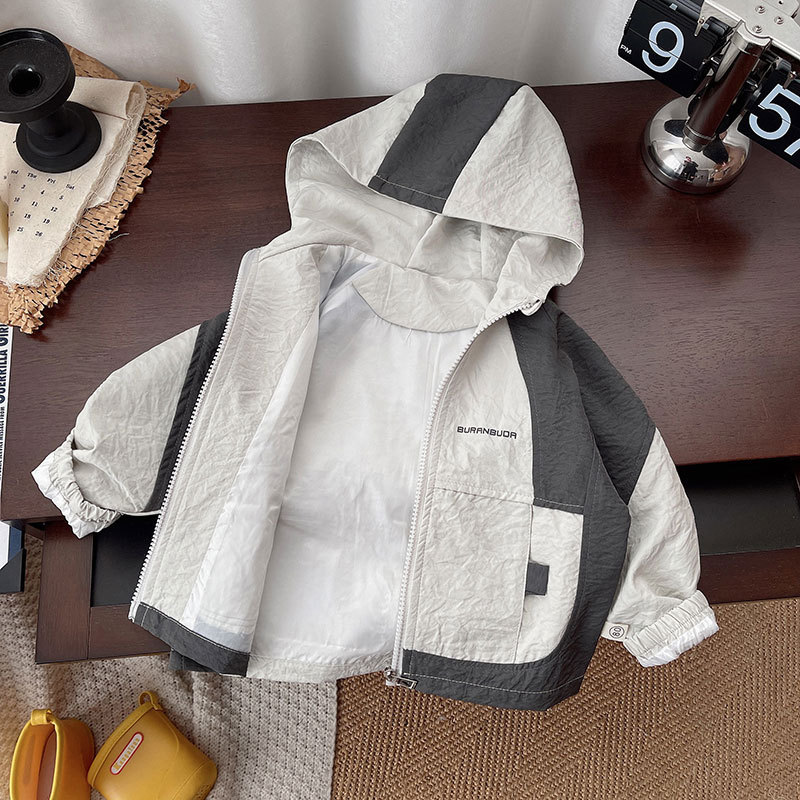 The new Korean-style children's color-blocking hooded jacket for autumn is trendy, featuring shoulder sleeves for boys and girls full figure