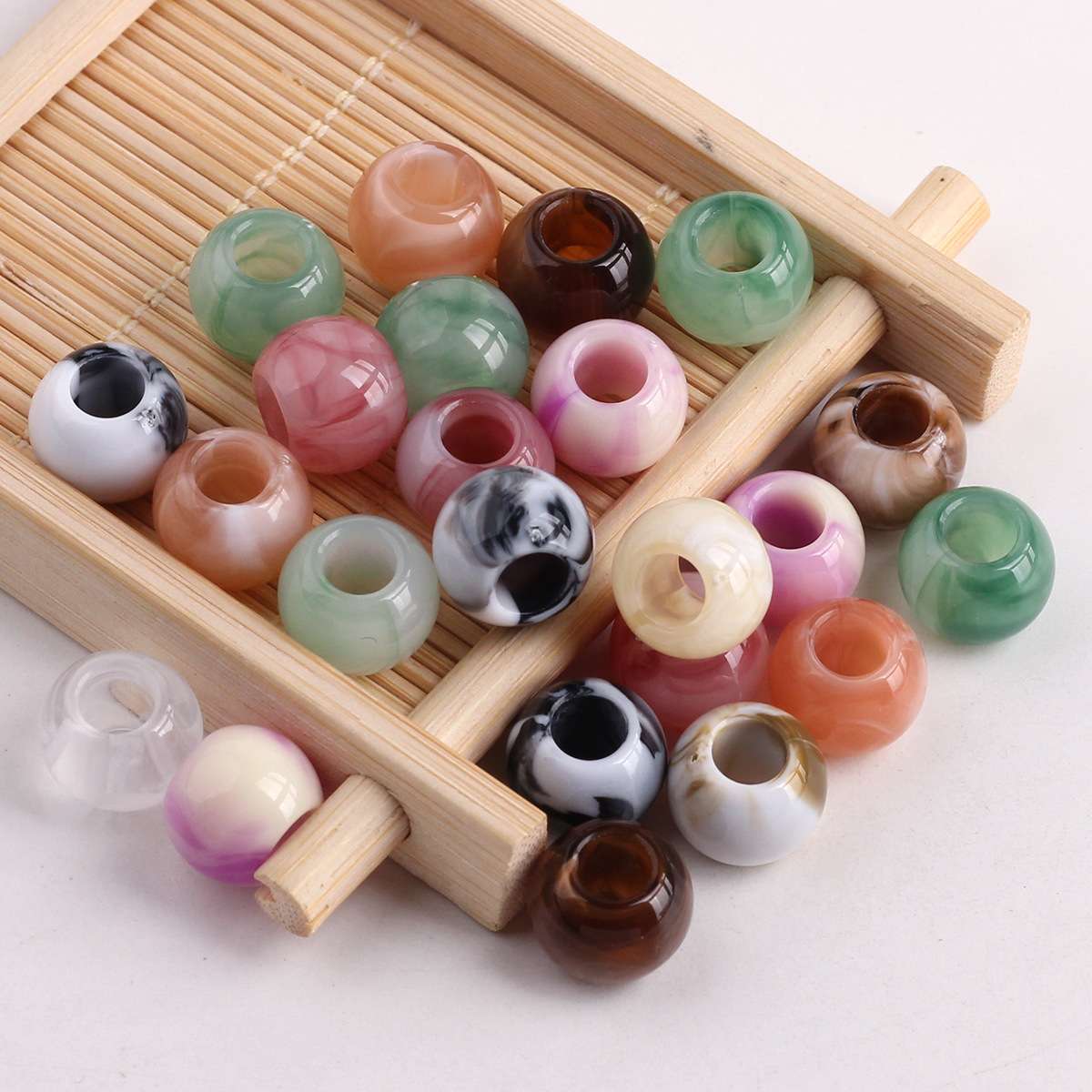 The large-hole round beads imitate the effect of jade Application Scenario