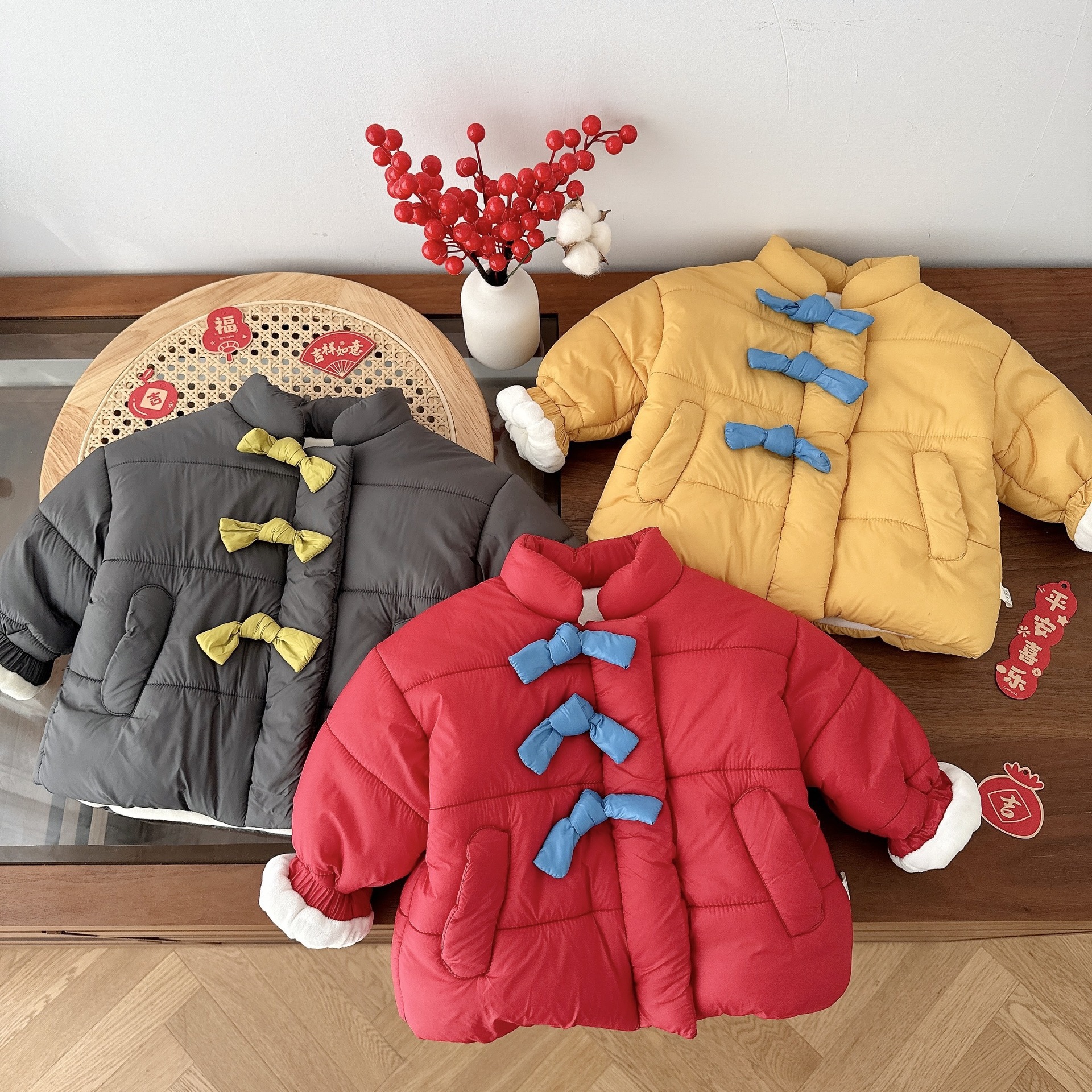 Children's thickened New Year greeting clothes for 0-5 years old: Winter boys' color-blocking thickened warm cotton-padded clothes and girls' fleece cotton-padded clothes WY015 full figure