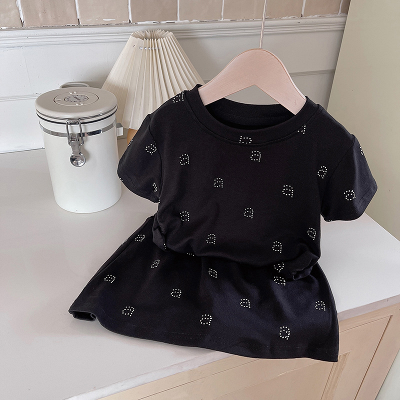 The 2024 new Girls' set is stylish, trendy and fashionable. It features a short-sleeved T-shirt with rhinestones, a casual and comfortable short skirt, and a fashionable children's wear full figure