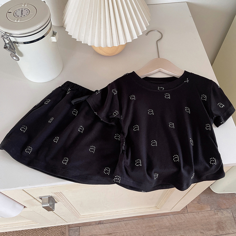 The 2024 new Girls' set is stylish, trendy and fashionable. It features a short-sleeved T-shirt with rhinestones, a casual and comfortable short skirt, and a fashionable children's wear Specification drawing