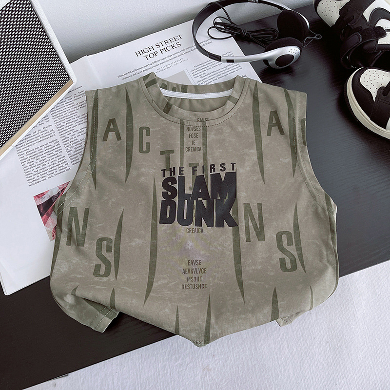 A stylish new 2025 summer vest set for boys, a slim two-piece sleeveless children's wear with baby print on the waistcoat Specification drawing