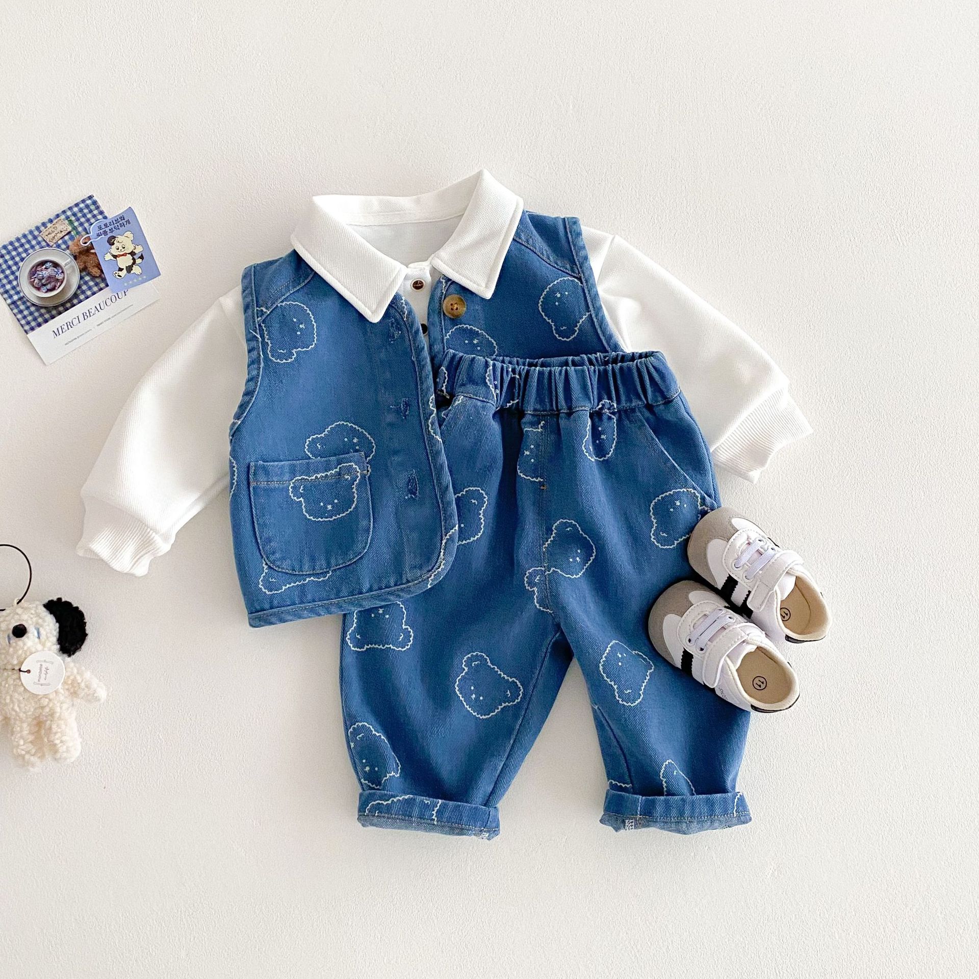 The new spring style of children's bear vests in 2025, featuring a simple full-printed bear cardigan for boys, is a trendy and stylish vest full figure