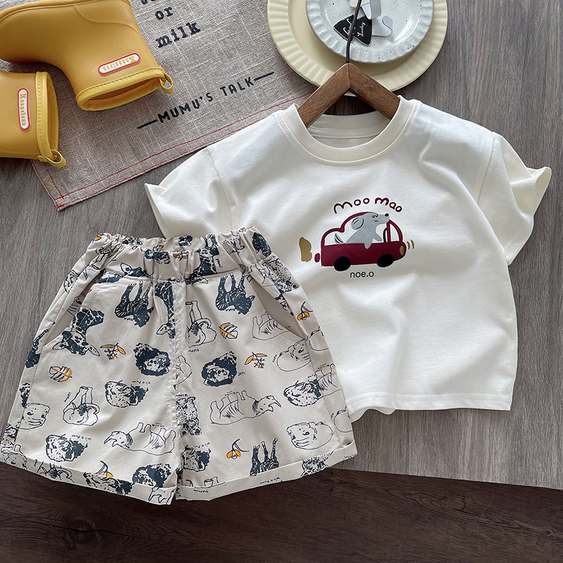 A new short-sleeved set for boys, a printed thin T-shirt, a round-neck Korean style, and a cool cartoon printed children's summer trend full figure