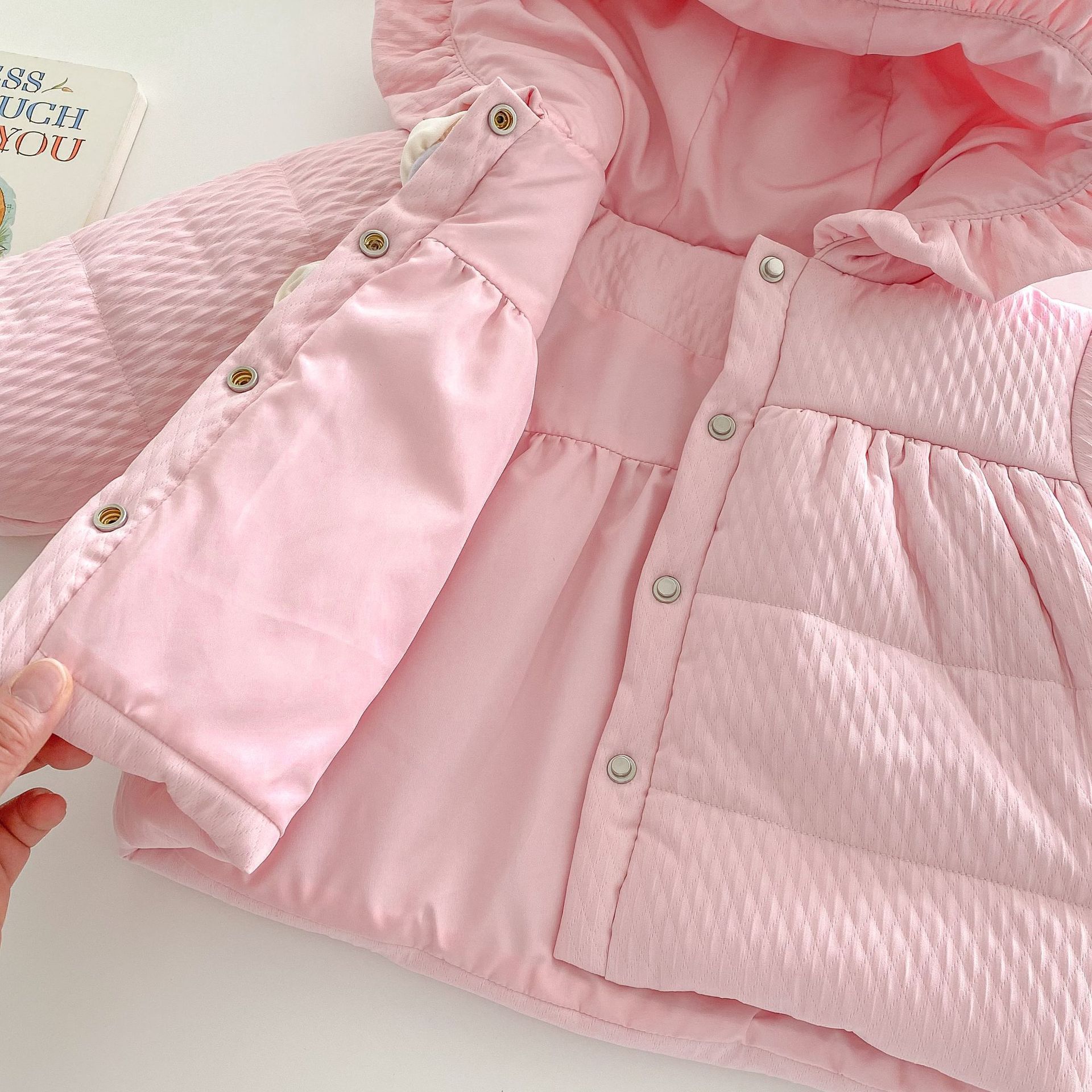Thick cotton-padded jacket for girls, 0-5 years old, winter girls, stylish fleece, flower-trimmed, hooded and cotton-padded sweet cotton-padded jacket AY689 Application Scenario