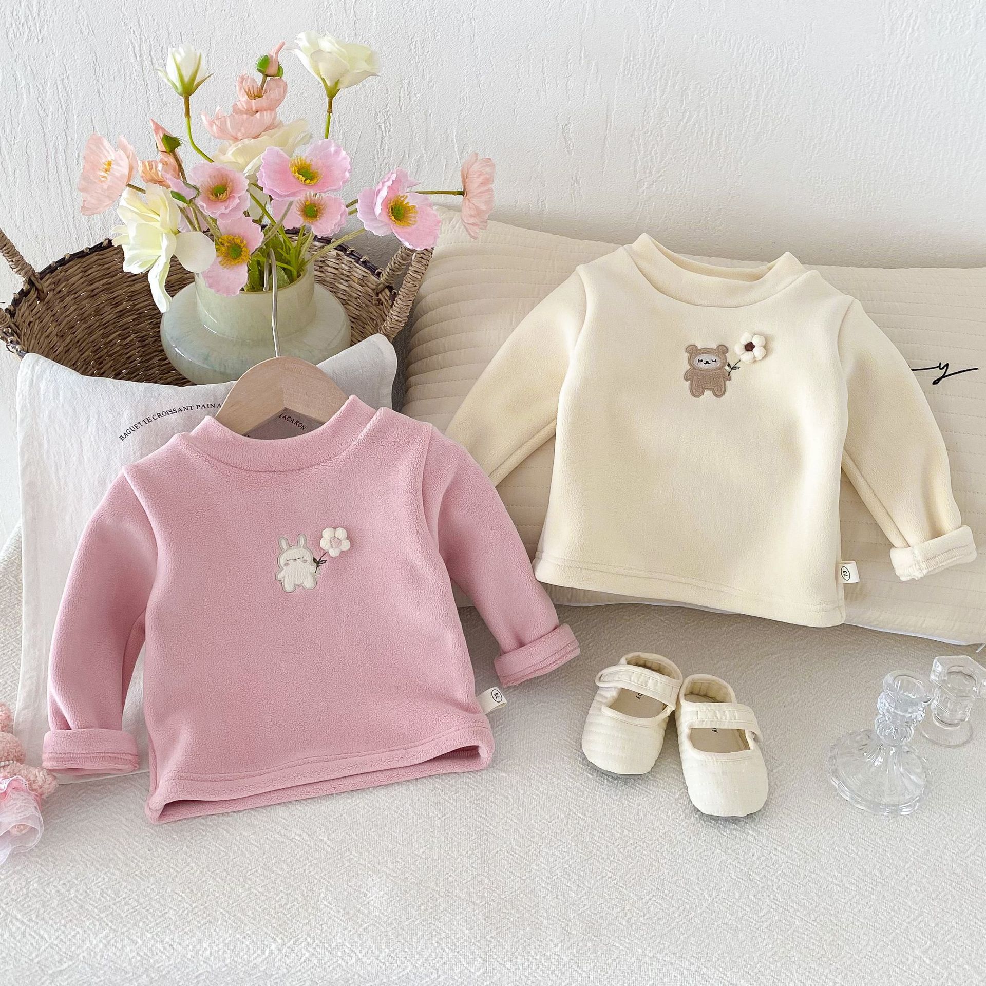A stylish base shirt for girls aged 0-5, thickened cartoon inner layer, cute winter clothes for babies AY657 details Picture