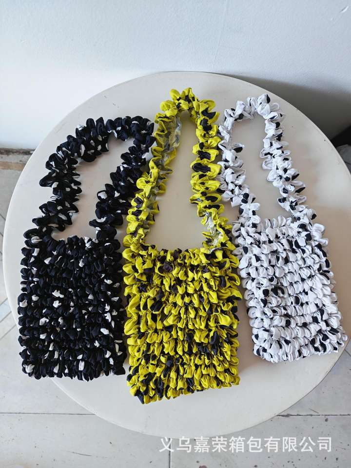 Popular Japanese and Korean pineapple bags, bubble bags, fashionable women's bags, multi-functional hand-held crossbody bags, casual leather goods and luggage, women's versatile and trendy new products Application Scenario