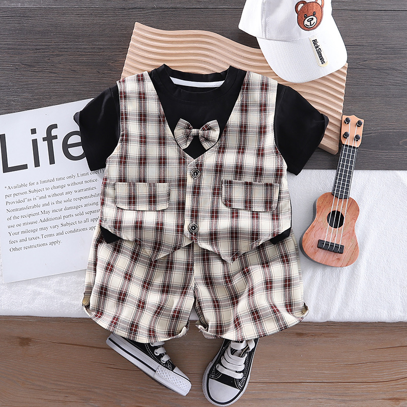 A cool KC gentleman's checkered short-sleeved top for boys, 2024 summer new style Korean children's clothing set wholesale details Picture