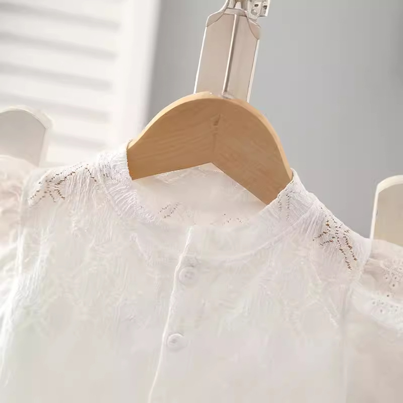 A new Korean-style children's stylish set for summer, featuring a lace vest and flower bud shorts for girls and babies Specification drawing