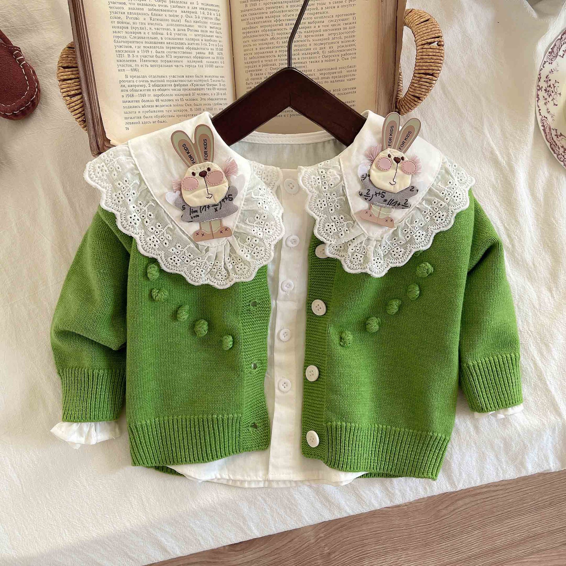 Baby Spring and autumn sweater set, fresh green sweater, little rabbit lace shirt, rabbit head jeans three-piece set full figure