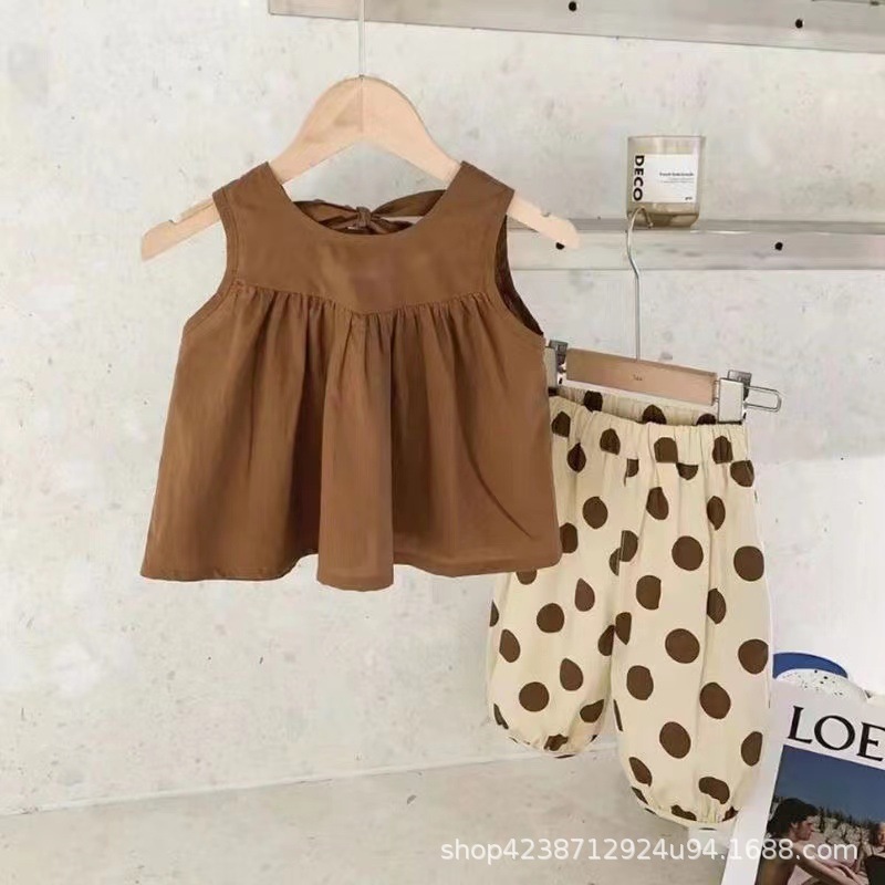 A two-piece Korean polka dot casual set for girls in summer 2023, featuring a sleeveless top and polka dot wide-leg pants Specification drawing