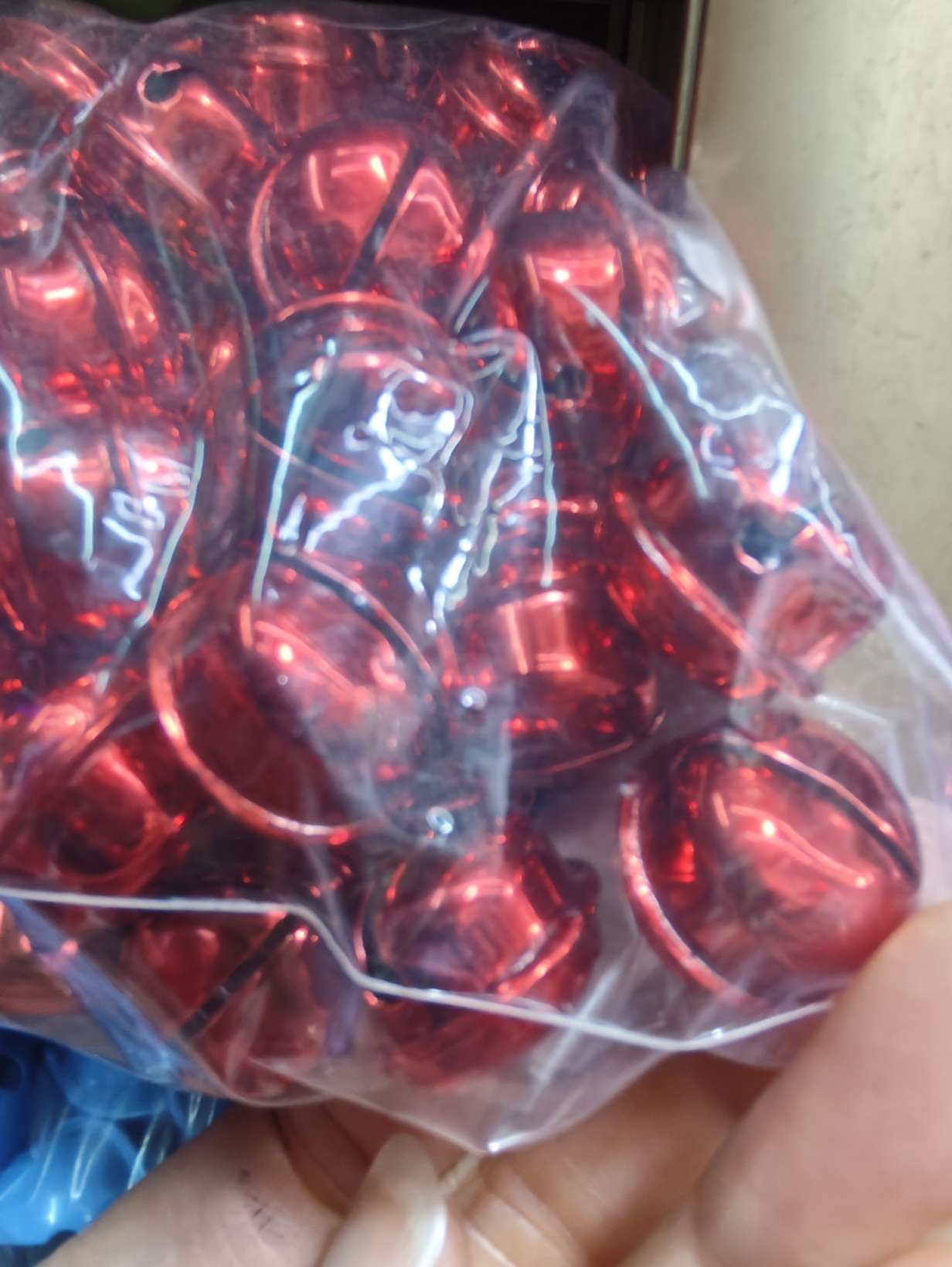 The 2025 new model of the bell is a bright red 2.2 round bell. It can be used as a Christmas item, a car pendant, a Chinese knot pendant, and is specially designed for bracelets and necklaces. The style is complete and the price is reasonable. , detail image 3