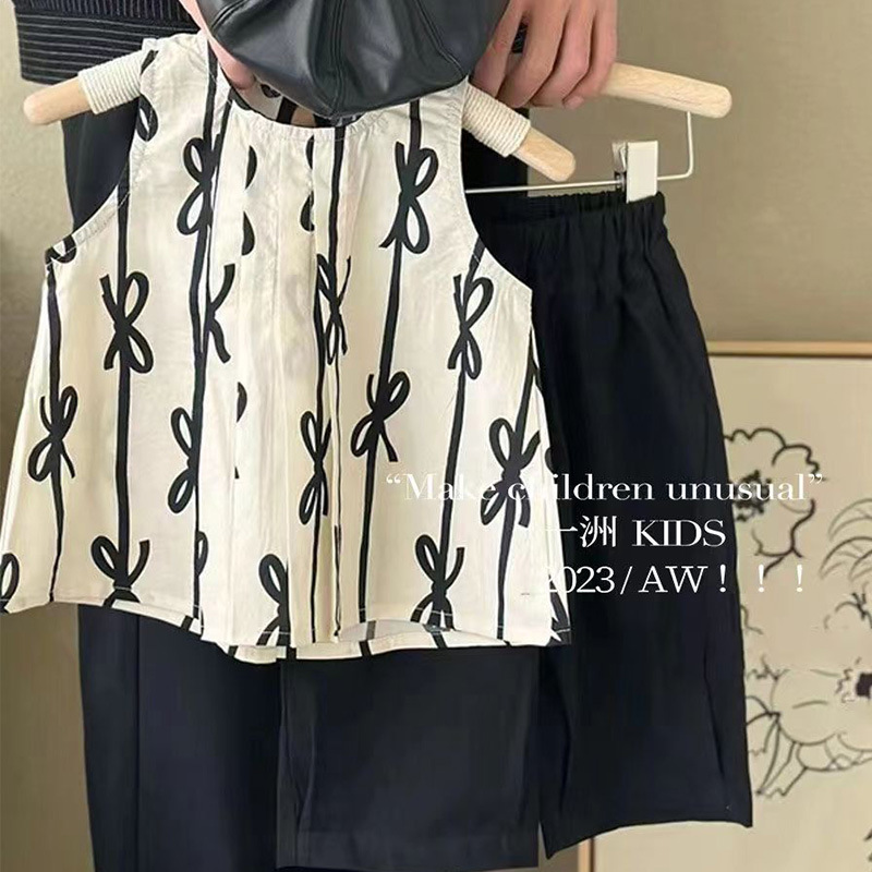 The new summer 2024 Girls' set features a sleeveless baby doll shirt with a Korean style, loose and stylish capri pants. It's a trendy two-piece set full figure