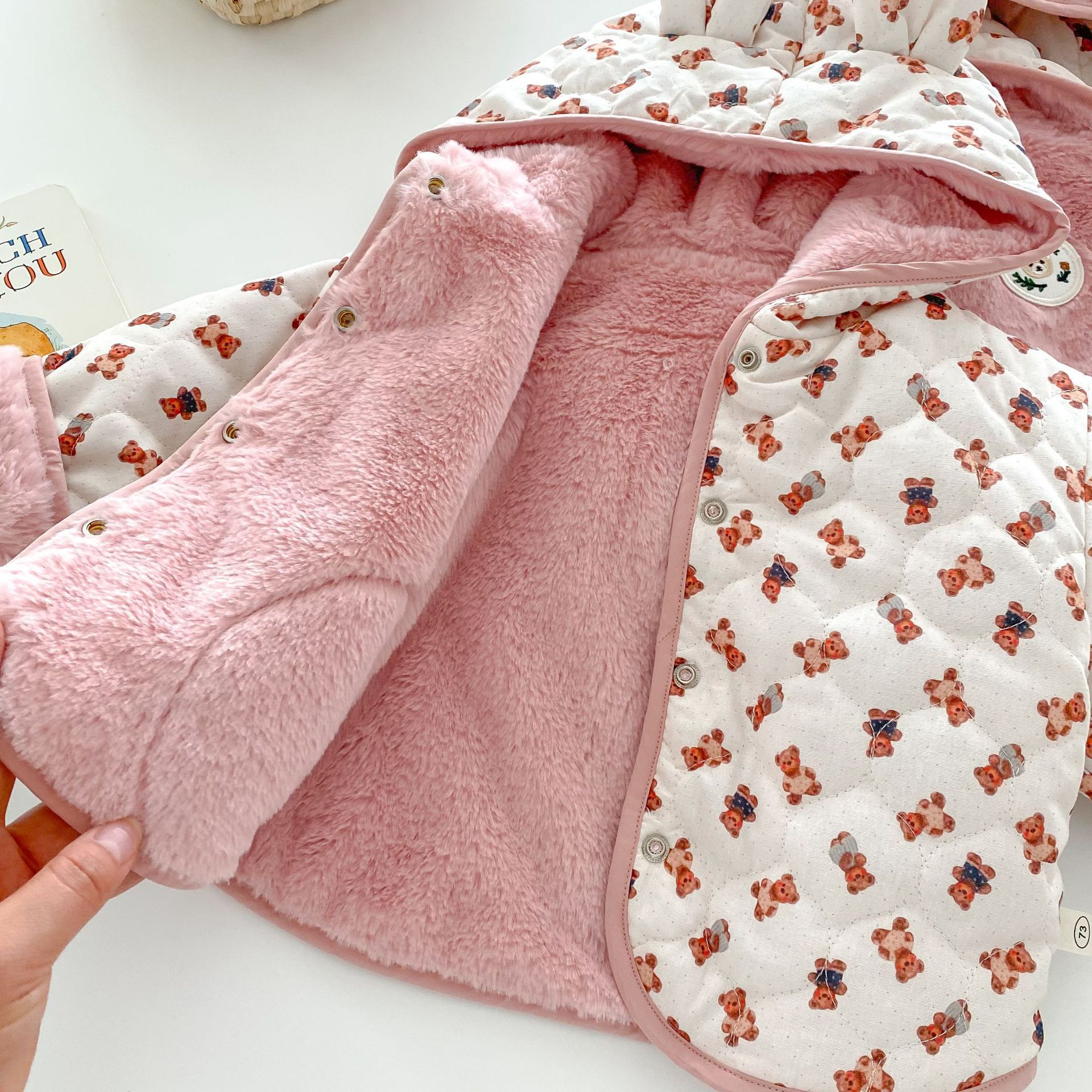 Girls' fashionable cotton-padded clothes, double-sided stylish coats for winter girls aged 0-5, children's full-printed bear winter clothes AY694 Application Scenario