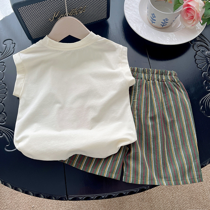 The 2024 summer children's clothing boys' set is stylish, cool and creative. The children's streetwear vest and striped shorts are trendy details Picture