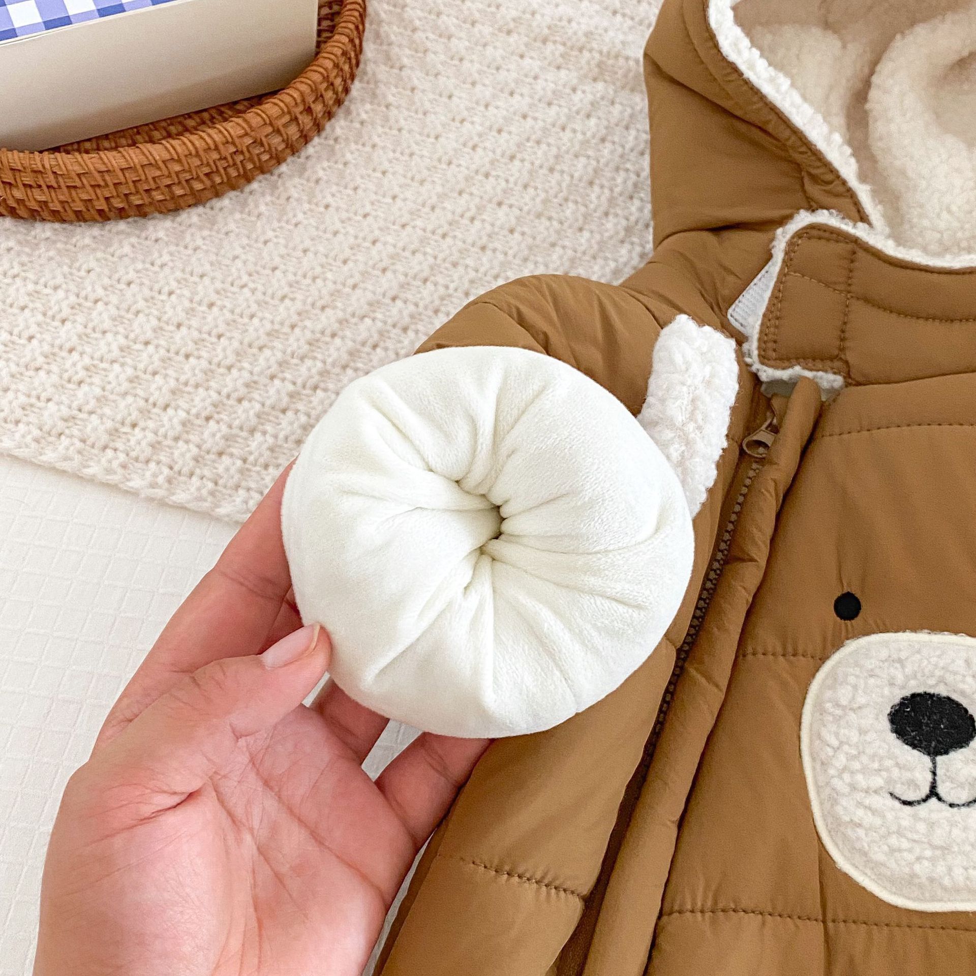 Baby fleece jumpsuit, super cute hooded climbing suit for winter boys and girls aged 0-2, thick winter clothes for babies AL727 Application Scenario