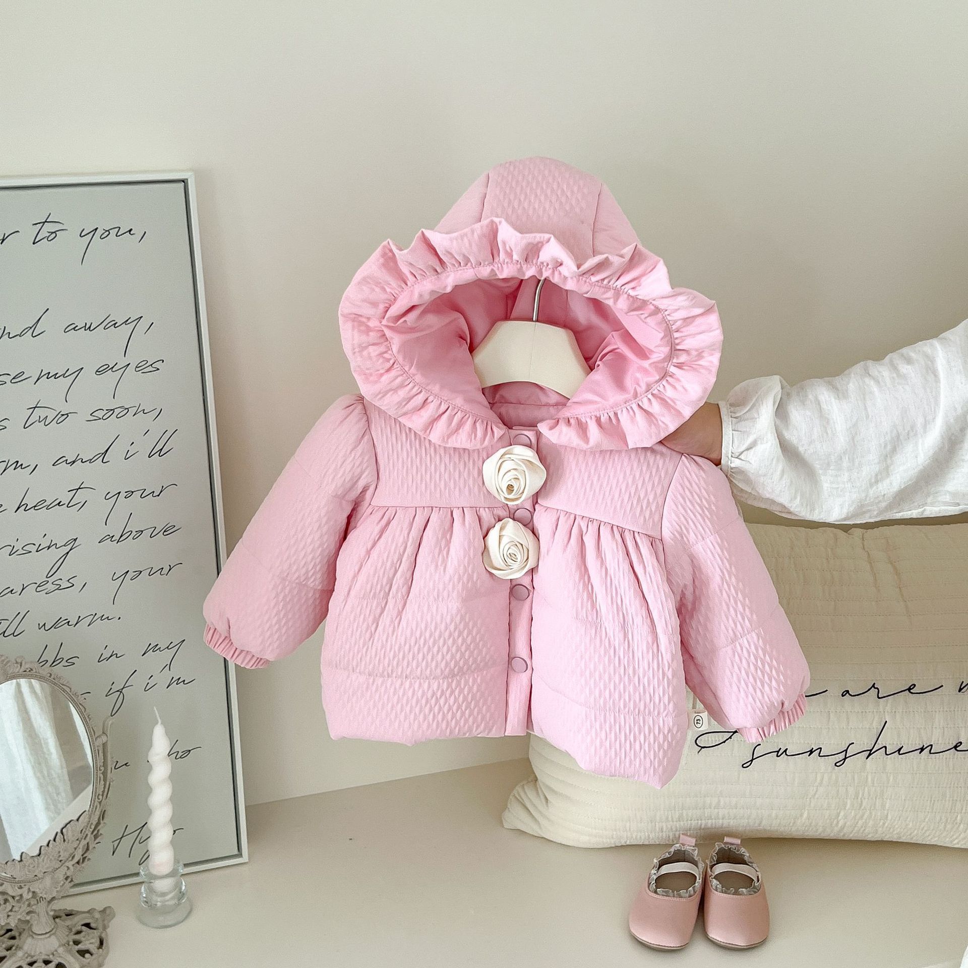 Thick cotton-padded jacket for girls, 0-5 years old, winter girls, stylish fleece, flower-trimmed, hooded and cotton-padded sweet cotton-padded jacket AY689 full figure