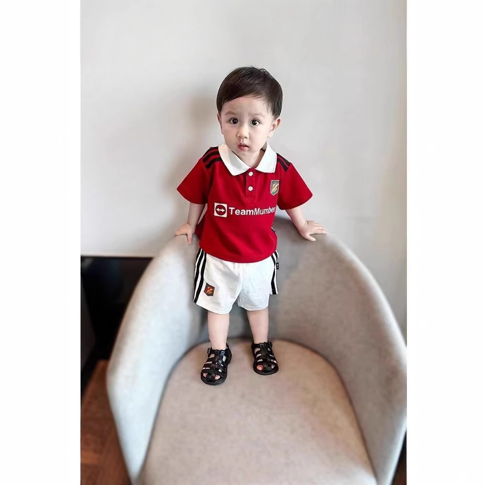 The new summer children's football uniform with stripes and webbing for boys, a two-piece lapel set, is trendy details Picture