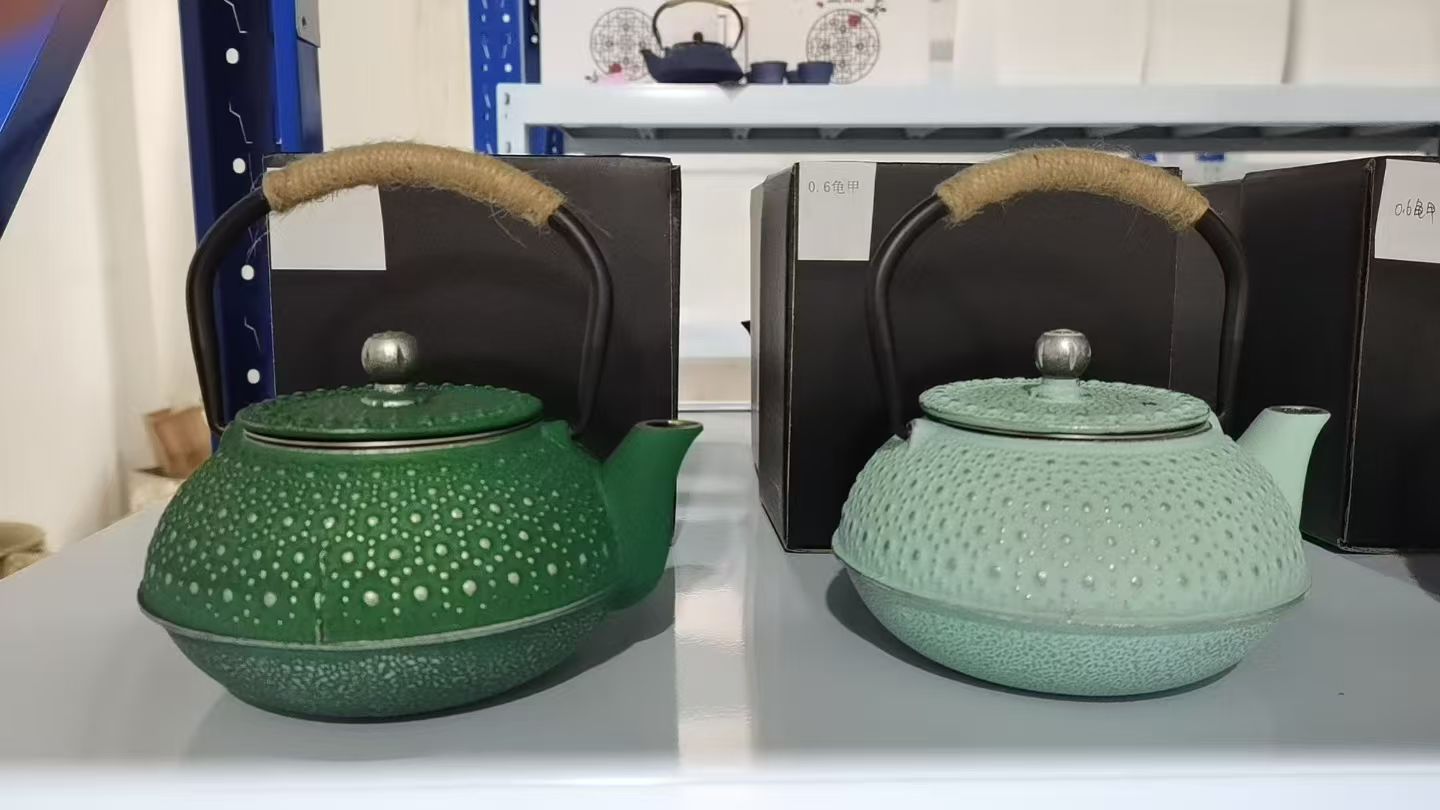 翠绿陶瓷茶壶    