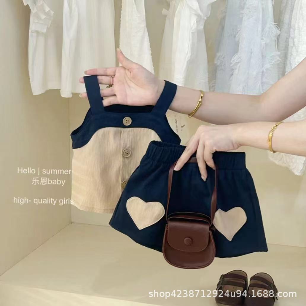 A khaki halter heart-shaped shorts set for girls in summer. This two-piece set is stylish, cool and trendy full figure