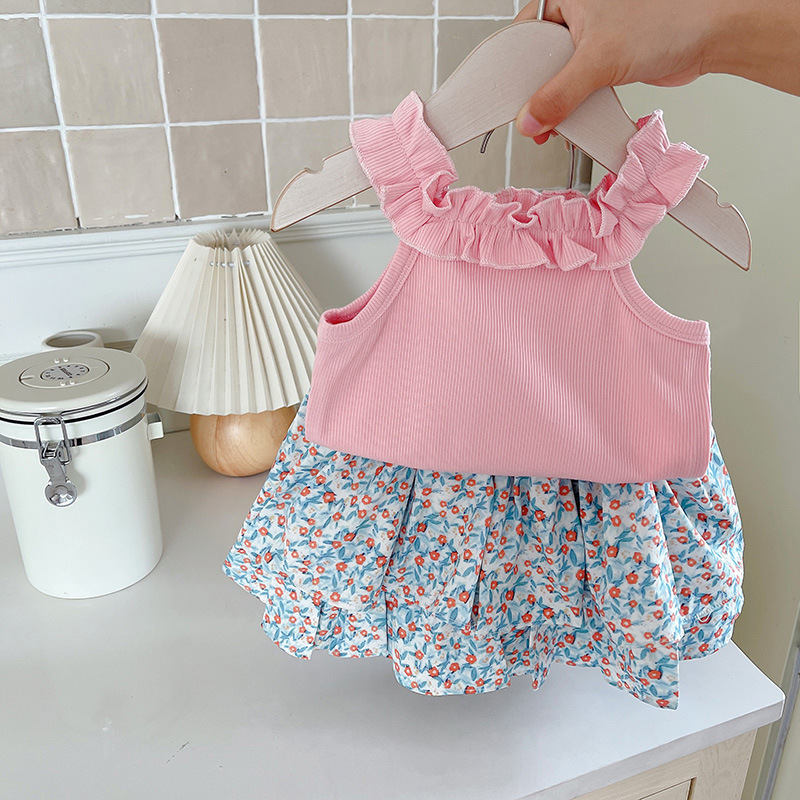 The new summer 2024 Girls' set features a stylish Korean-style summer outfit with casual lace halter tops and floral skirt pants full figure