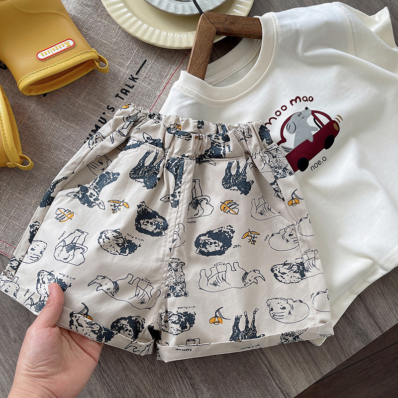 A new short-sleeved set for boys, a printed thin T-shirt, a round-neck Korean style, and a cool cartoon printed children's summer trend details Picture