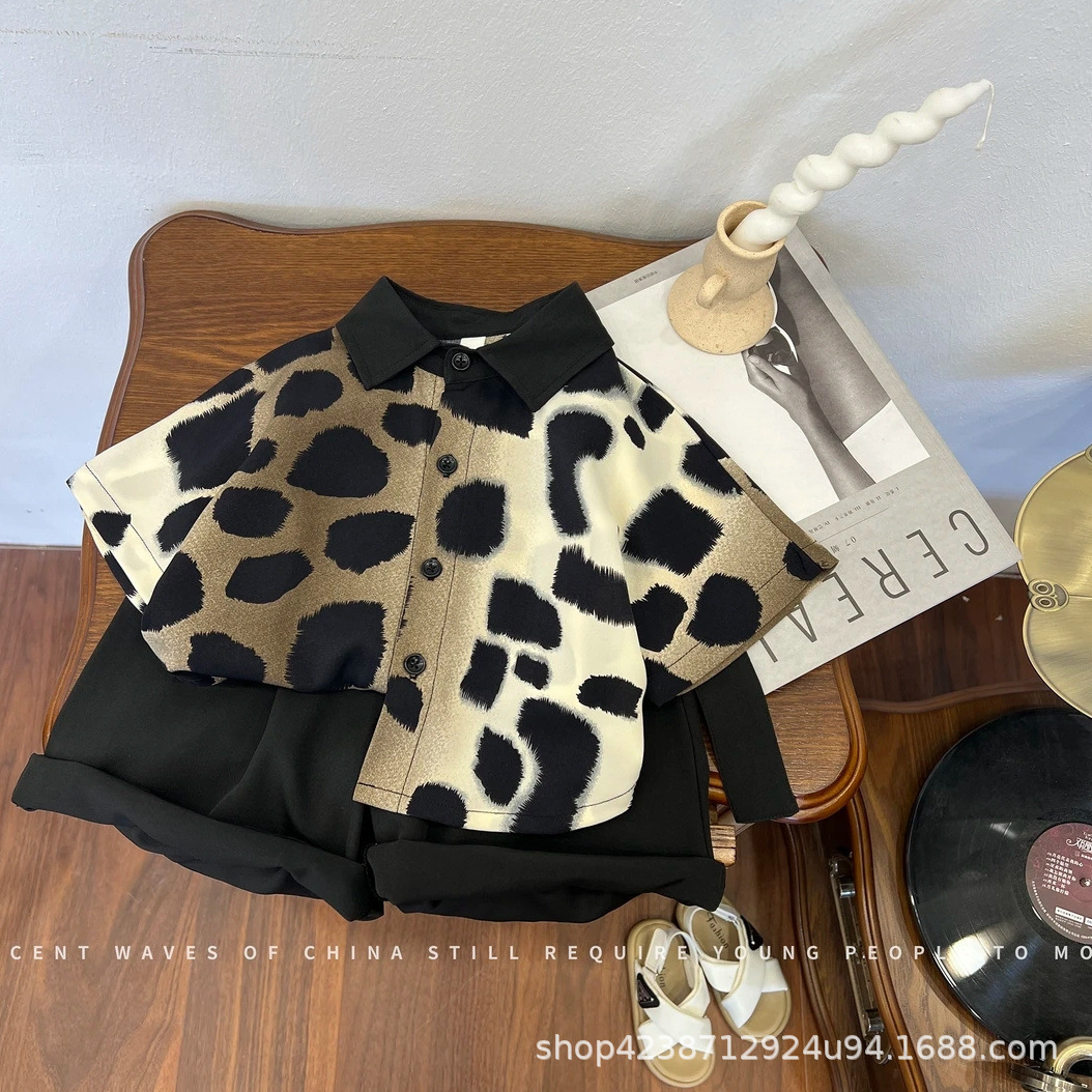 A two-piece children's set of summer trendy gradient leopard print shirts for boys, a cool and stylish summer streetwear for babies full figure