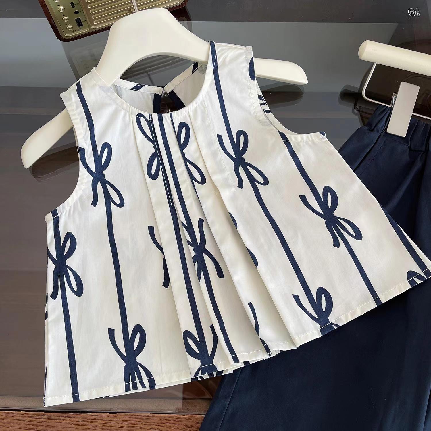 The new summer 2024 Girls' set features a sleeveless baby doll shirt with a Korean style, loose and stylish capri pants. It's a trendy two-piece set details Picture