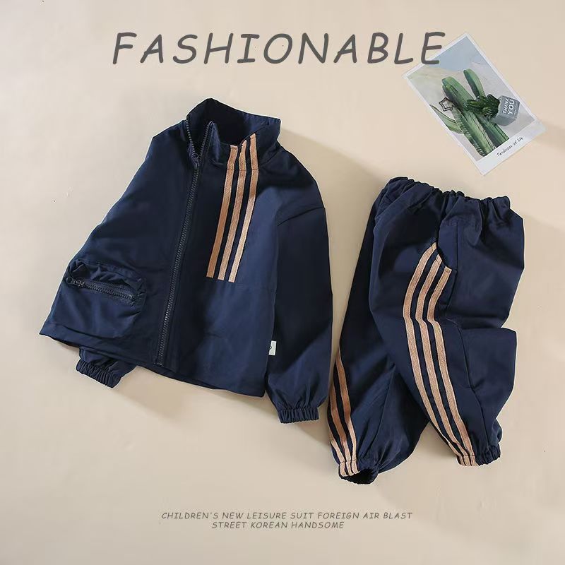 This is a new autumn coat set for boys and children, featuring a stylish, casual and sporty style full figure
