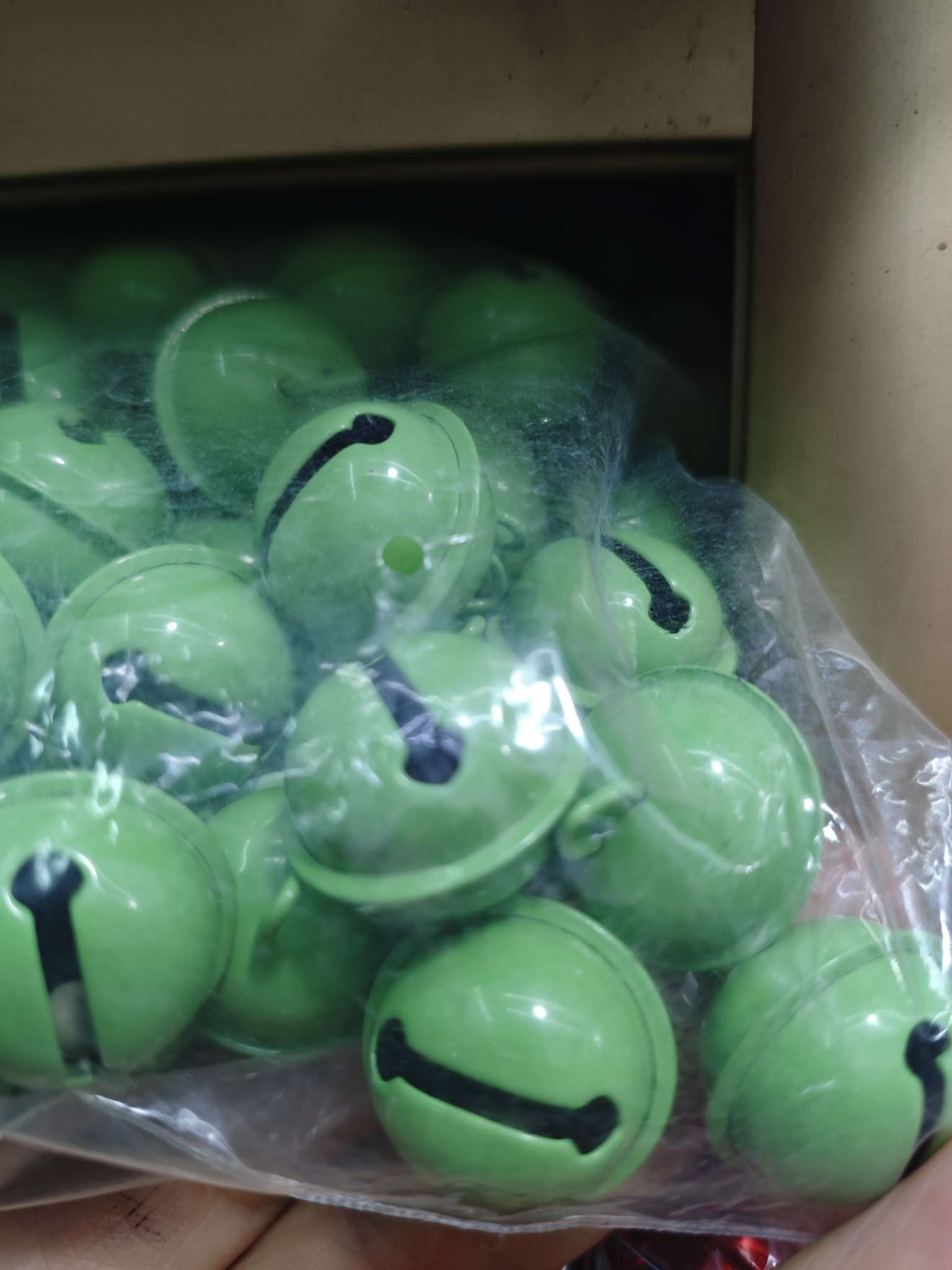 The 2025 new model of bell is a 2.2 round bell in emerald green. It can be used as a Christmas item, a car pendant, a Chinese knot pendant, and is specially designed for bracelets and necklaces. The style is complete and the price is reasonable. , detail image 3