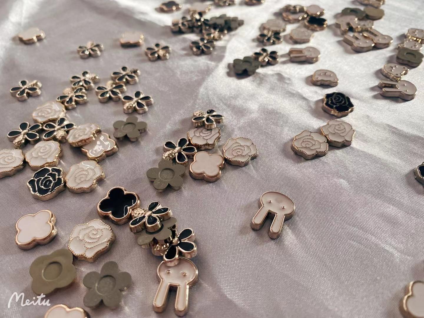 The manufacturer sells electroplated base plates, white little rabbit oiling, ear studs, headwear and other pastable accessories Application Scenario