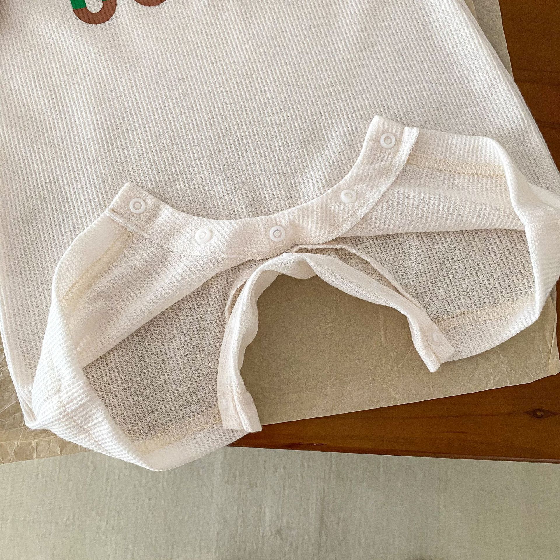Baby letter Ha Yi, 0-2 years old summer boy and girl cartoon bear one-piece suit, baby wrap coat trendy AL546 Application Scenario