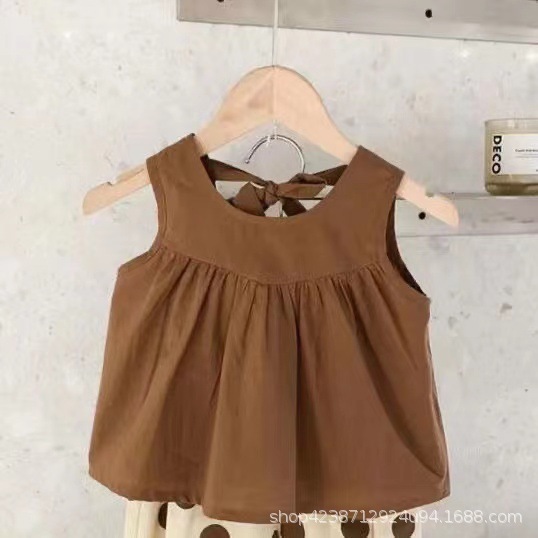 A two-piece Korean polka dot casual set for girls in summer 2023, featuring a sleeveless top and polka dot wide-leg pants Application Scenario
