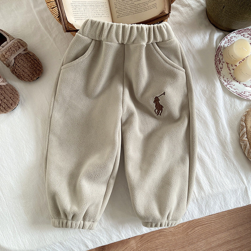 For the autumn and winter seasons, boys and girls can wear cat-fleece jackets, beige fleece hooded zipper sweatshirts and warm suits Specification drawing