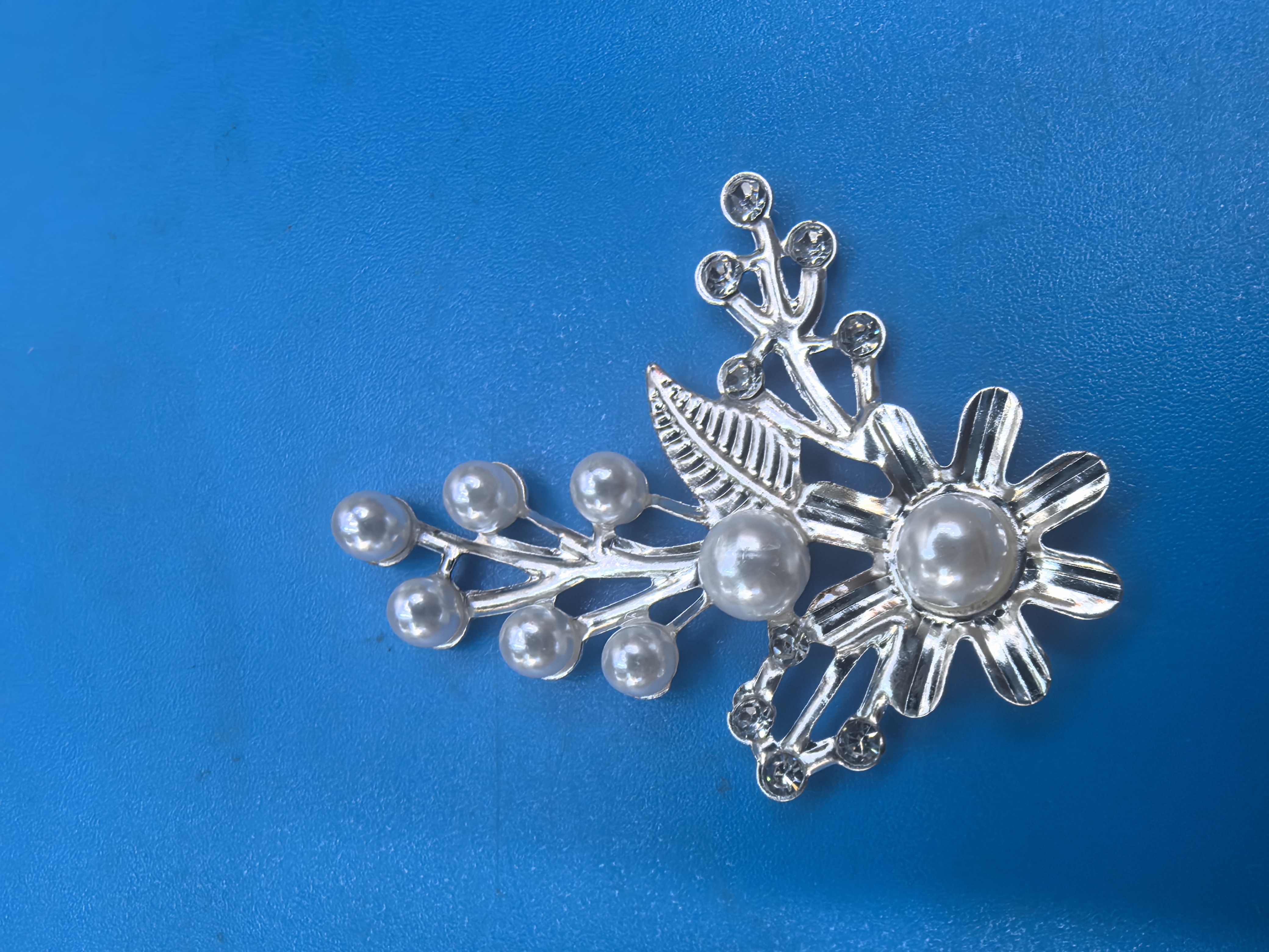 铁片冲压件电镀金色、银色后保色加手工点钻点珍珠，可用于鞋服装饰。产品图