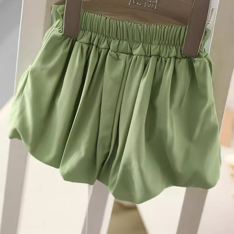 A new Korean-style children's stylish set for summer, featuring a lace vest and flower bud shorts for girls and babies Application Scenario