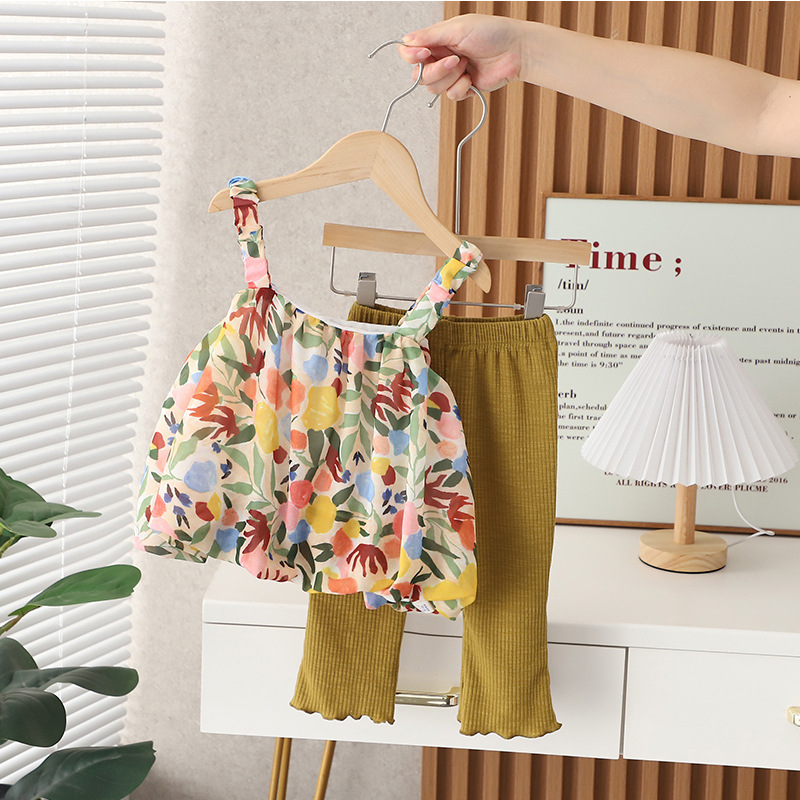 A Korean-style floral halter top set for girls in summer 2023, a trendy two-piece set of stylish little girl vests and flared pants details Picture