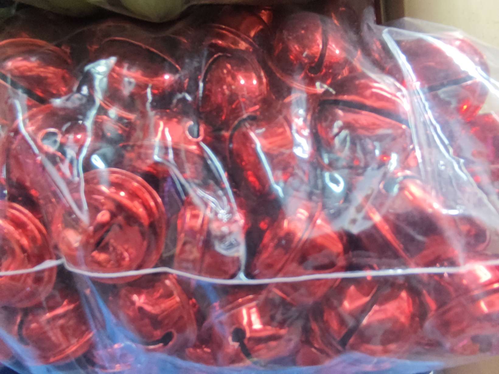 The 2025 new model of the bell is a bright red 2.2 round bell. It can be used as a Christmas item, a car pendant, a Chinese knot pendant, and is specially designed for bracelets and necklaces. The style is complete and the price is reasonable. , detail image 2